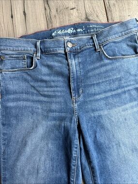 Eddie Bauer Women's slightly Curvy Slime Straight Jeans in Light Blue Wash 14
